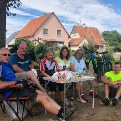 Ein Elsässer Picknick als Mittagspause kurz hinter Straßburg am Canal de Bruch. Noch sind es 32,5 km bis zum Etappenziel an Tag zwei. Es geht weiter in Richtung Molsheim und Obernai. 

