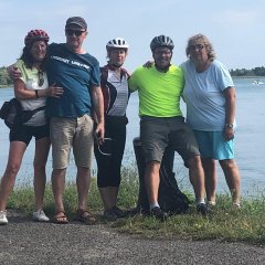 Pause direkt am Rhein - "Hinter uns liegen 31 Kilometer, vor uns 70 Kilometer. Bisher passt alles", so Bürgermeister Volker Oehlenschläger. 