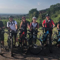 
Es geht los: Top Wetter, 94 km geplante Wegstrecke (550 hm), und alle Räder funktionieren.
Heute Morgen war schon Inspektion mit Ölung der Ketten.

