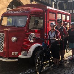 Gleich im ersten Ort Barr entdeckte die Gruppe das Flammkuchenmobil... das würde auch in eines der Feuerwehrhäuser in Fürth passen.
 