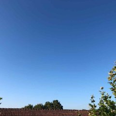 Il fait beau! Kaiserwetter! "Ach ja, gestern haben wir Deutschen im Sinne der europäischen Freundschaft einem Engländer in Frankreich das Fahrrad repariert. Der hatte eine hübsche Begleiterin, war aber mit der Kette total überfordert", erzählt Bürgermeister Volker Oehlenschläger.

