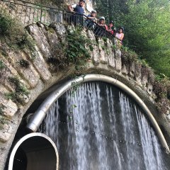 Beeindruckend: Wasservorhang und Madonna.

