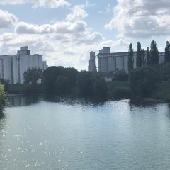 Das sind Getreidesilos. Riesige Felder und kleine Dörfer gab es entlang der Strecke zu sehen.


