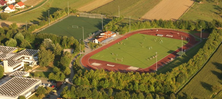 Luftbild - Stadion und Kunstrasen Bild.jpg