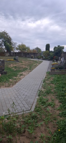 Neuer Weg zu den Urnengräbern Friedhof Erlenbach