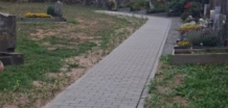 Neuer Weg zu den Urnengräbern Friedhof Erlenbach