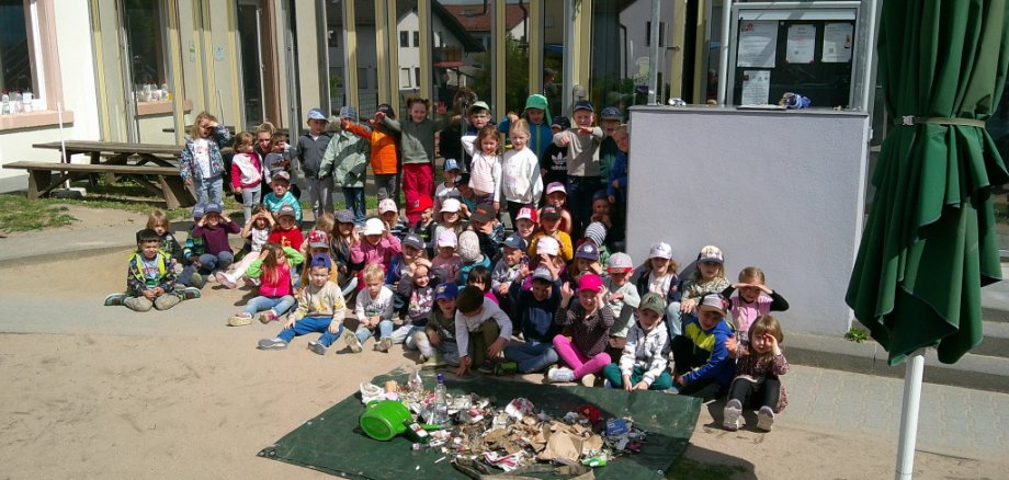 Kinder der Kindertagesstätte Schwalbennest sammeln Müll