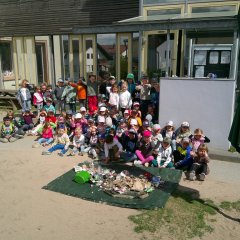 Kinder der Kindertagesstätte Schwalbennest sammeln Müll