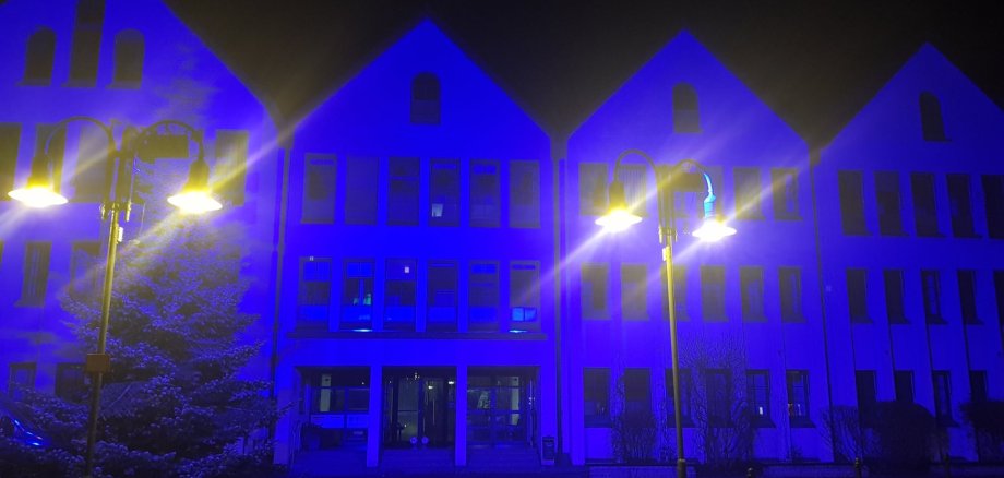 Tag der Kinderrechte Illumination des Fürther Rathauses in blau